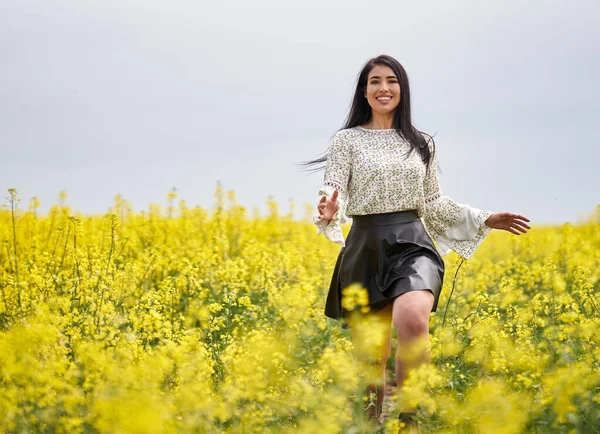 Mooie Brunette Hispanic Jonge Vrouw Een Bloeiende Canola Veld — Stockfoto