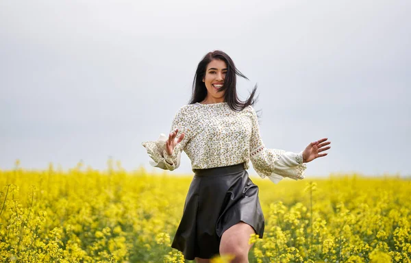 Mooie Brunette Hispanic Jonge Vrouw Een Bloeiende Canola Veld — Stockfoto