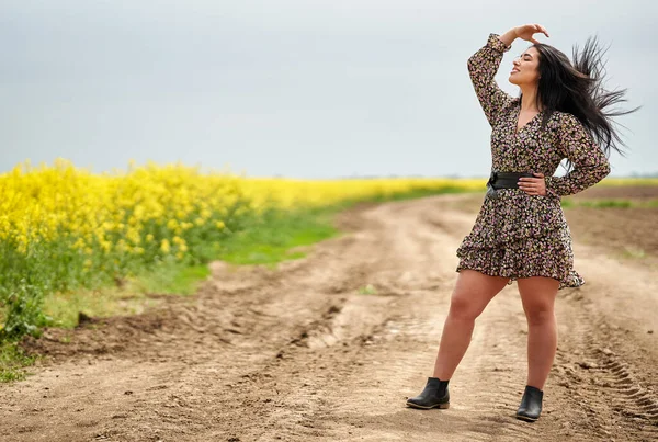 Size Prachtige Spaanse Vrouw Een Onverharde Weg Door Een Canola — Stockfoto