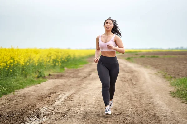Size Mooie Latin Vrouw Joggen Een Onverharde Weg Door Een — Stockfoto