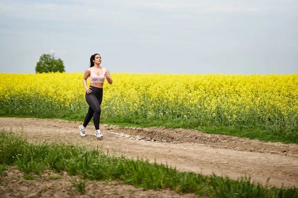 Taille Belle Femme Latine Jogging Sur Chemin Terre Par Champ — Photo