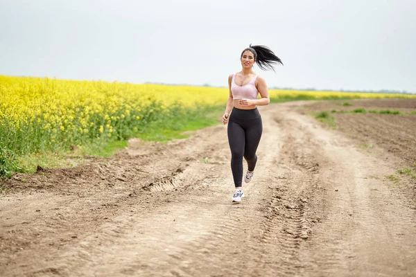 Size Bella Donna Latina Jogging Una Strada Sterrata Campo Colza — Foto Stock