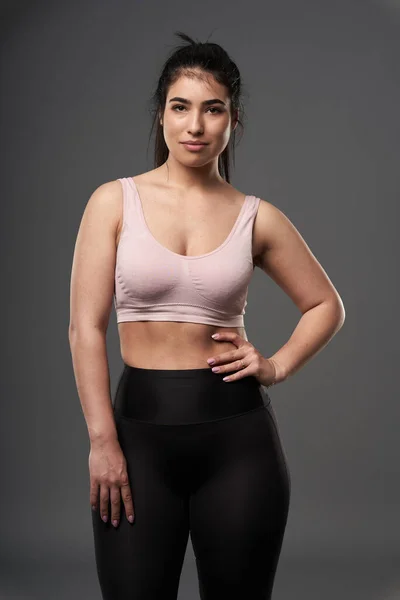 Feliz Size Hispânico Jovem Mulher Roupas Fitness Posando Contra Fundo — Fotografia de Stock