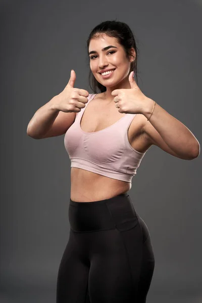Feliz Size Hispânico Jovem Mulher Roupas Fitness Posando Contra Fundo — Fotografia de Stock