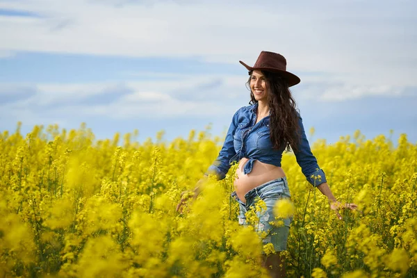 Счастливая Молодая Беременная Женщина Поле Канолы — стоковое фото