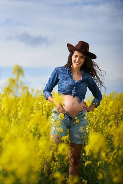 Gelukkige Jonge Zwangere Vrouw Een Canola Veld — Stockfoto