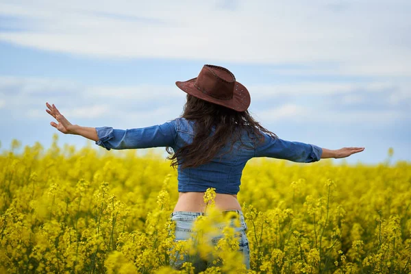 Jovem Grávida Feliz Campo Canola — Fotografia de Stock