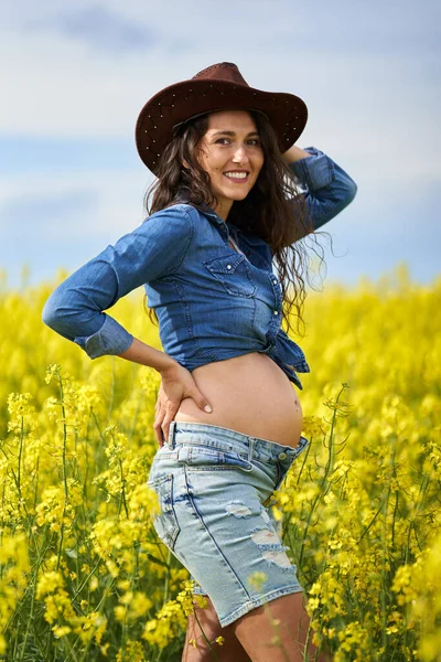 カノーラ畑で幸せな若い妊婦 — ストック写真