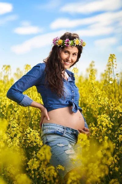 Joyeux Jeune Femme Enceinte Dans Champ Canola — Photo