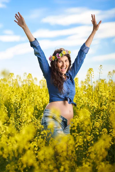 Gelukkige Jonge Zwangere Vrouw Een Canola Veld — Stockfoto