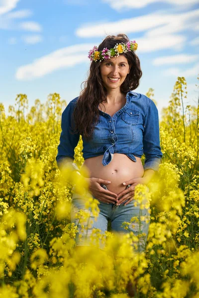 Jovem Grávida Feliz Campo Canola — Fotografia de Stock