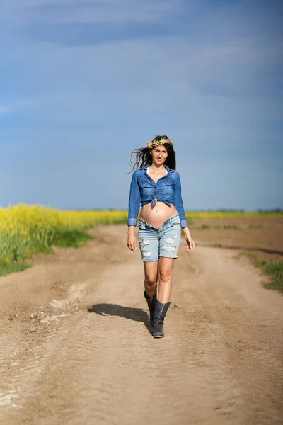 Jonge Zwangere Vrouw Wandelen Een Landelijke Weg Door Een Canola — Stockfoto