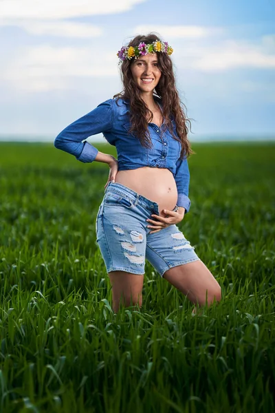 Felice Giovane Donna Incinta Campo Grano Campagna — Foto Stock