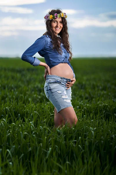 农村麦田里快乐的年轻孕妇 — 图库照片
