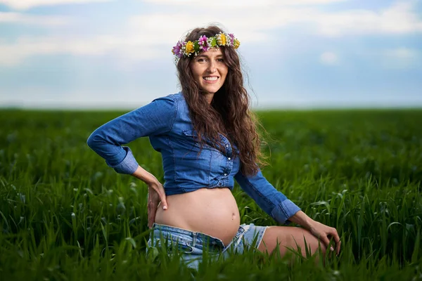 Gelukkige Jonge Zwangere Vrouw Een Tarweveld Het Platteland — Stockfoto