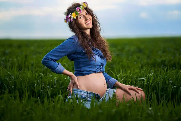 Femeie Gravidă Fericită Într Câmp Grâu Din Mediul Rural — Fotografie, imagine de stoc