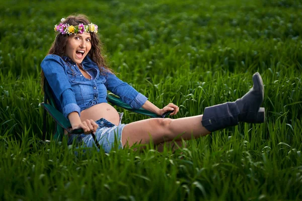 Счастливая Беременная Женщина Пшеничном Поле Сельской Местности — стоковое фото