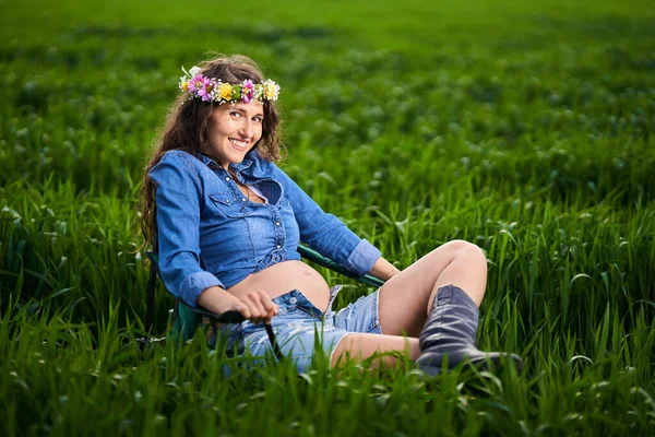 Šťastná Mladá Těhotná Žena Pšeničném Poli Venkově — Stock fotografie
