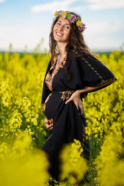 Femeie Gravidă Fericită Într Câmp Canola — Fotografie, imagine de stoc