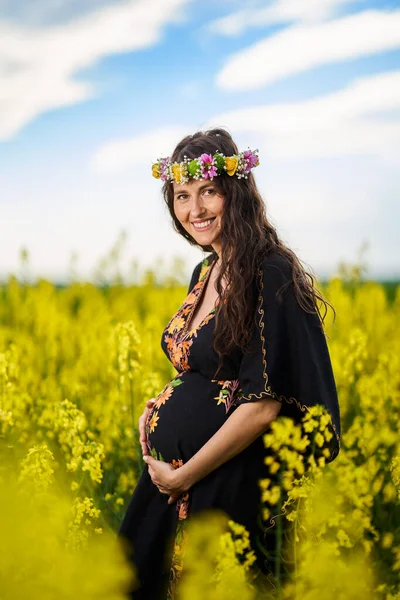 Ευτυχισμένη Νεαρή Έγκυος Γυναίκα Ένα Χωράφι Κανόλα — Φωτογραφία Αρχείου