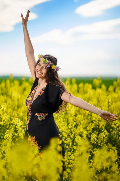 Femeie Gravidă Fericită Într Câmp Canola — Fotografie, imagine de stoc