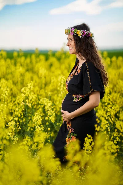 カノーラ畑で幸せな若い妊婦 — ストック写真