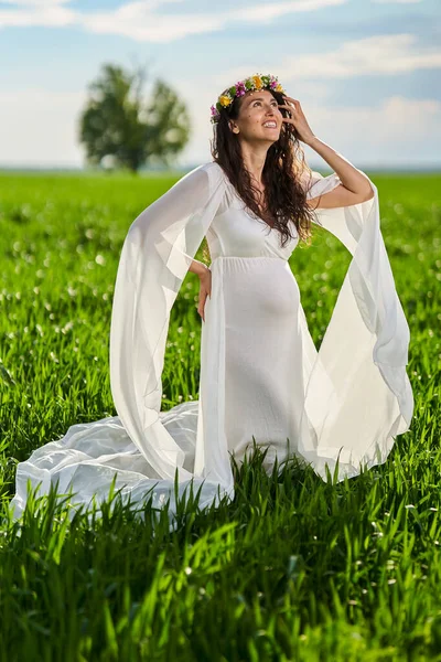 Mujer Embarazada Joven Vestido Blanco Vaporoso Campo Trigo —  Fotos de Stock