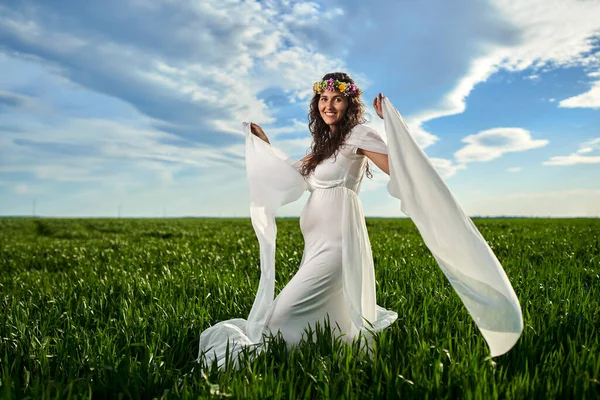 若いです妊娠中の女性で蒸気白色のドレスで小麦畑 — ストック写真