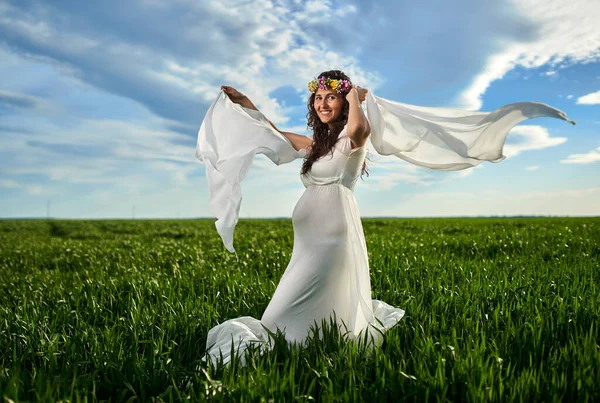 Jovem Grávida Vestido Branco Vaporoso Campo Trigo — Fotografia de Stock