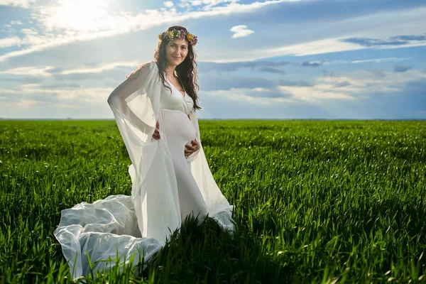 Jovem Grávida Vestido Branco Vaporoso Campo Trigo — Fotografia de Stock