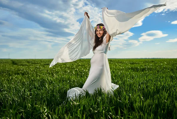 Młoda Ciężarna Kobieta Białej Sukience Polu Pszenicy — Zdjęcie stockowe