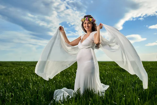 Buğday Tarlasında Buhar Beyazı Bir Elbise Içinde Genç Hamile Bir — Stok fotoğraf