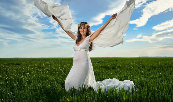 Jovem Grávida Vestido Branco Vaporoso Campo Trigo — Fotografia de Stock