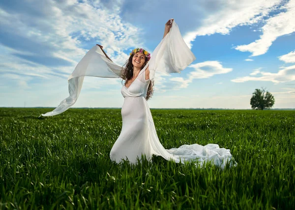 Jovem Grávida Vestido Branco Vaporoso Campo Trigo — Fotografia de Stock