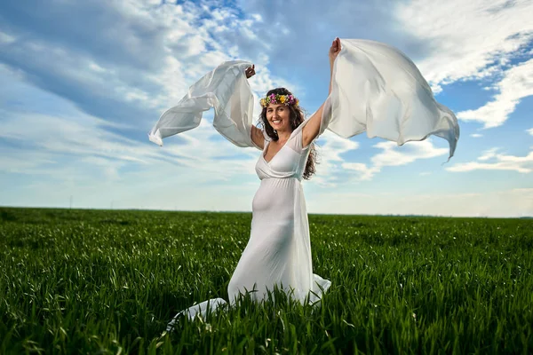 Jonge Zwangere Vrouw Een Dampende Witte Jurk Een Tarweveld — Stockfoto