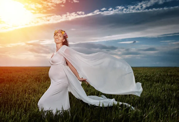 Mujer Embarazada Joven Vestido Blanco Vaporoso Campo Trigo —  Fotos de Stock