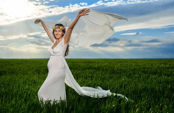 Junge Schwangere Frau Einem Dampfenden Weißen Kleid Einem Weizenfeld — Stockfoto