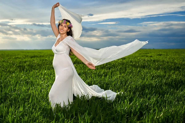 Mujer Embarazada Joven Vestido Blanco Vaporoso Campo Trigo — Foto de Stock