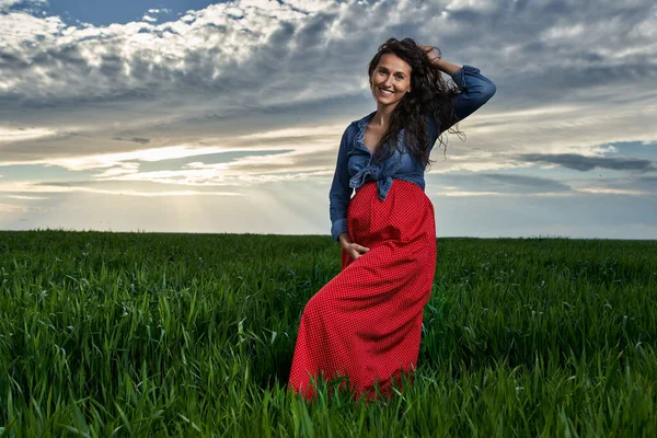 Šťastná Mladá Těhotná Žena Pšeničném Poli Venkově — Stock fotografie