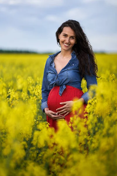 Mutlu Hamile Kadın Kanola Tarlasında — Stok fotoğraf
