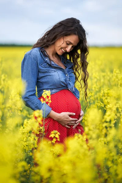 カノーラ畑で幸せな若い妊婦 — ストック写真