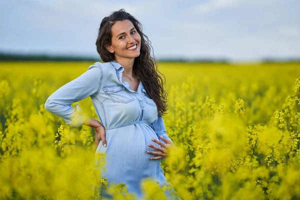 Feliz Joven Embarazada Campo Canola — Foto de Stock