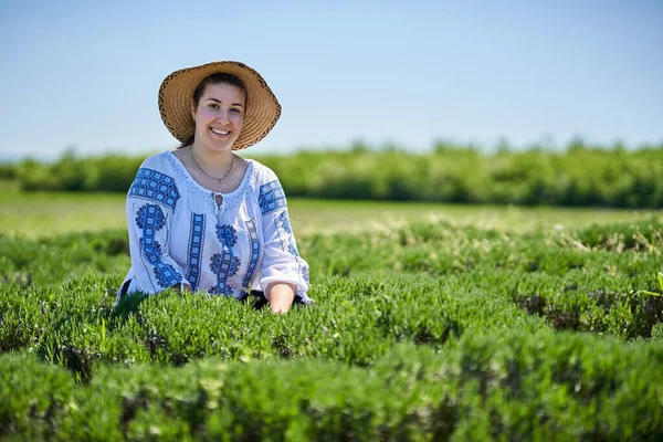 Žena Farmář Pózuje Svém Levandulovém Poli Před Kvetoucím Časem Začátku — Stock fotografie