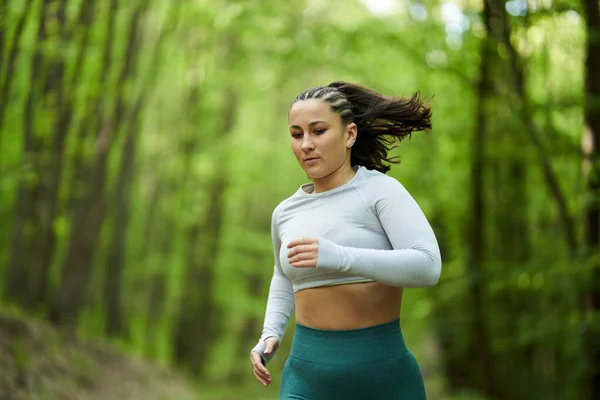 Mooie Size Runner Vrouw Rennend Een Onverharde Weg Het Bos — Stockfoto