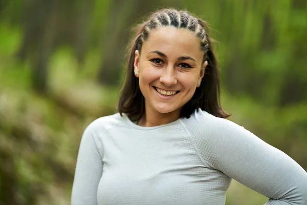 Size Junge Schöne Läuferin Posiert Wald — Stockfoto