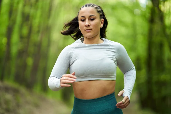 Bella Size Corridore Donna Esecuzione Una Strada Sterrata Nella Foresta — Foto Stock