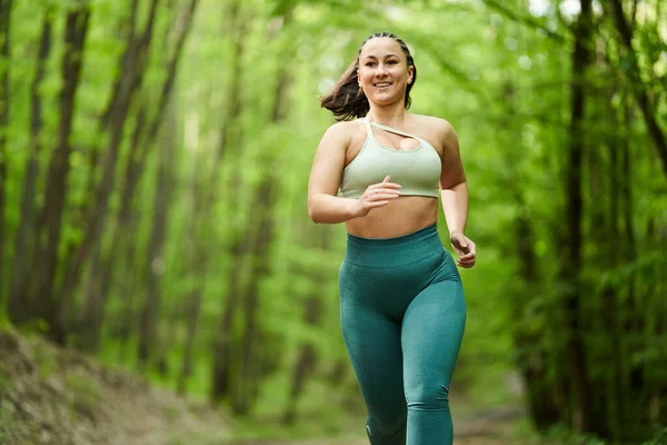 Mooie Size Runner Vrouw Rennend Een Onverharde Weg Het Bos — Stockfoto