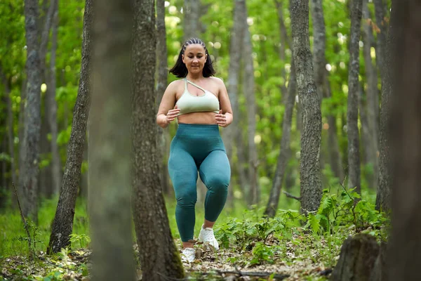 Krásná Velikost Běžec Žena Běží Polní Cestě Lese — Stock fotografie