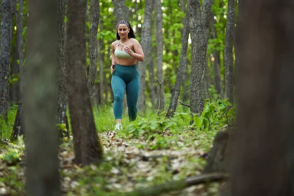 Όμορφη Συν Μέγεθος Δρομέας Γυναίκα Τρέχει Ένα Χωματόδρομο Στο Δάσος — Φωτογραφία Αρχείου