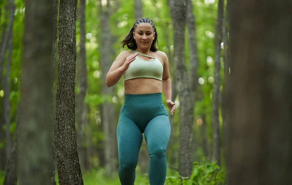 Vacker Storlek Löpare Kvinna Som Springer Grusväg Skogen — Stockfoto